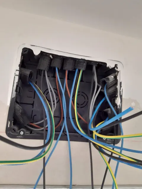 Caja de registro con cableado nuevo saliendo del tubo corrugado