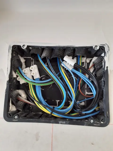 Caja de registro con empalmes ordenados y cableado nuevo