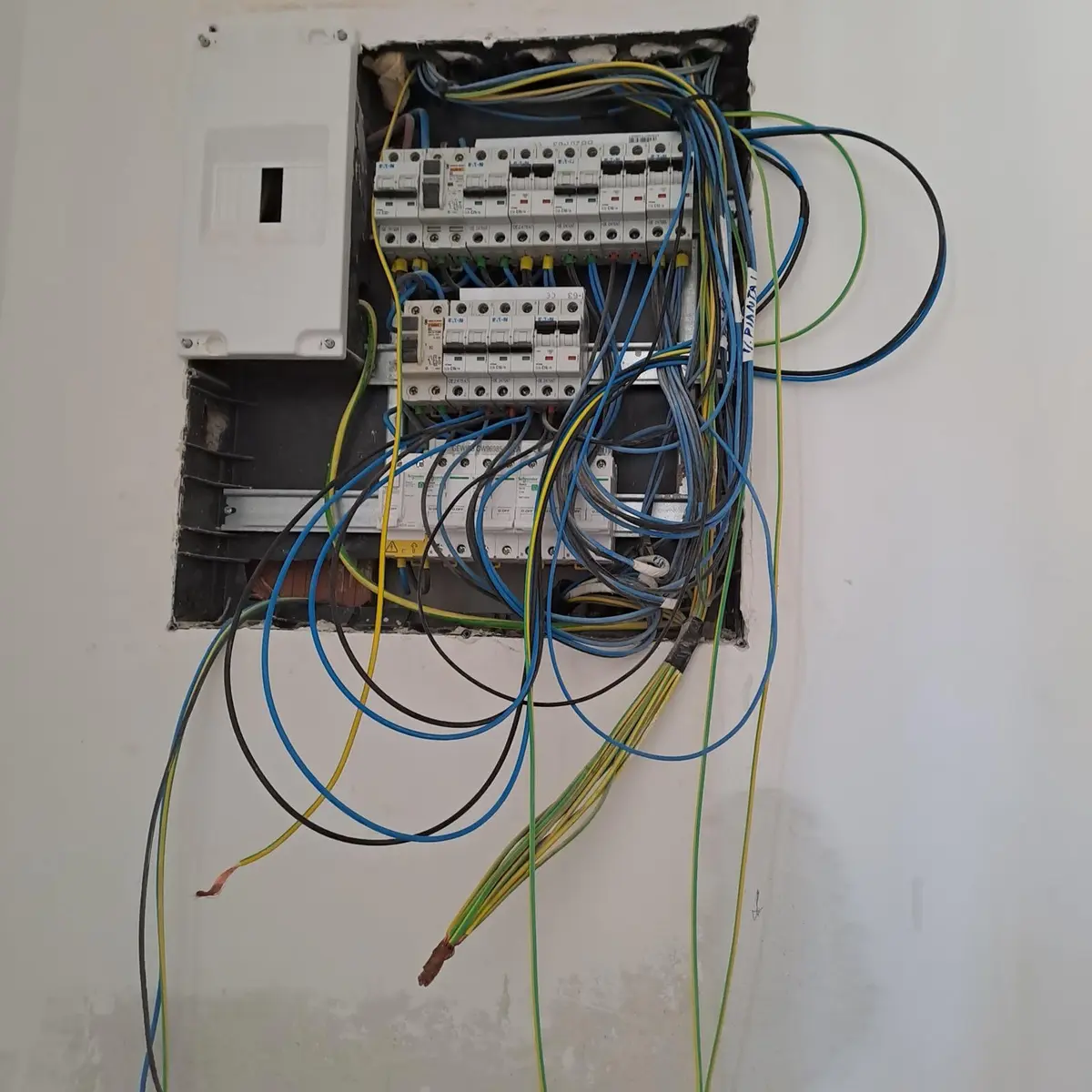 Cuadro eléctrico antes de la reforma con cables desordenados