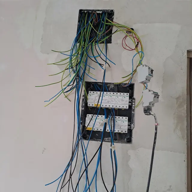 Montaje de cuadro eléctrico durante la obra